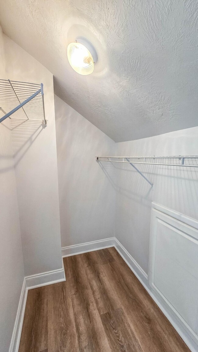 Building Photo - 831 Landing Dr