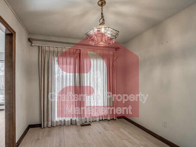 Building Photo - 2704 Silvertree Dr