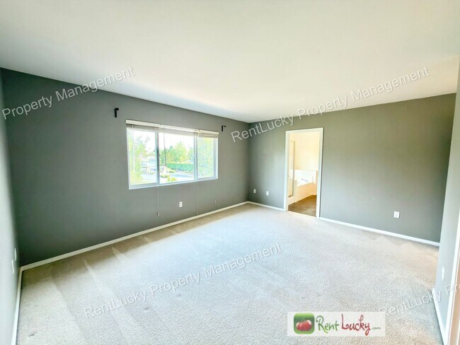 Building Photo - Beautiful 4 Bedroom Home in Lakeland Hills! High Ceilings, Natural Light, and Generous Layout!