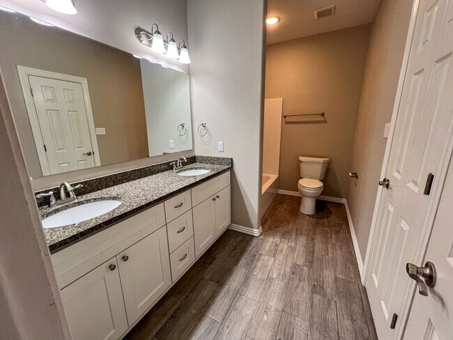 Building Photo - Spacious 3 Bedroom/2 Bathroom Chaffee Cros...