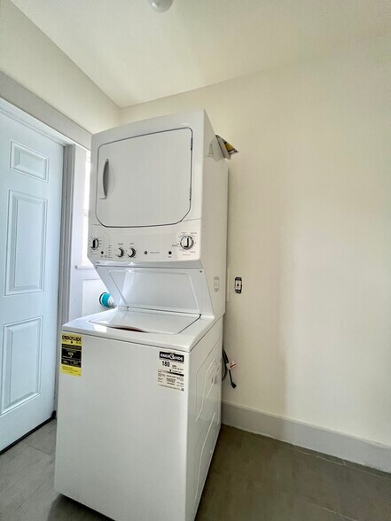 Building Photo - 1343 Portia St