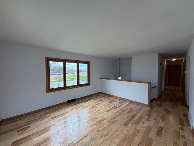 Building Photo - 5 Bed 2 Bath Single Family Home in Marshfield