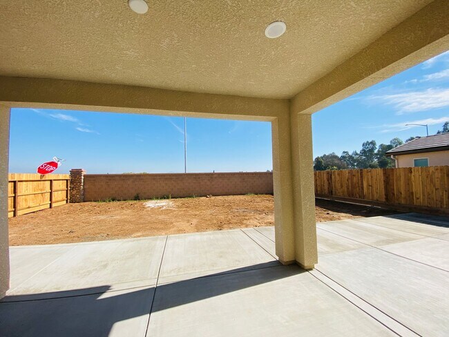Building Photo - COMING SOON! $2,750 Ashlan & Highland, 4 B...