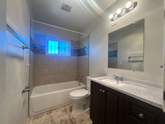 Building Photo - 3BD/1BA Home with Newly Remodeled Kitchen