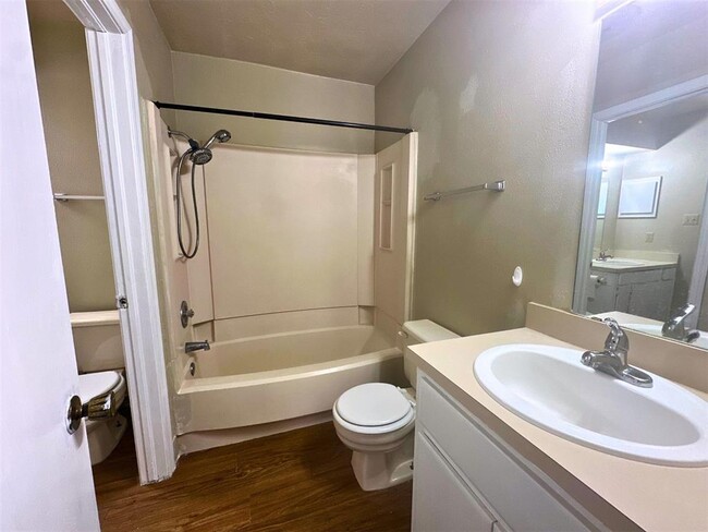 Building Photo - 910 NW Dearborn Ave