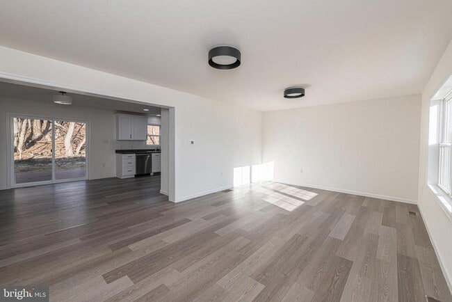 Building Photo - 617 Port Providence Rd