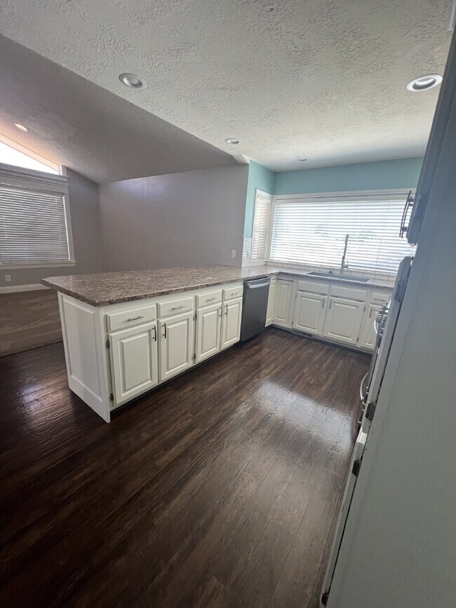 Building Photo - "Spacious 4-Bed Oasis with 3.5 Baths in Charming St. George!"
