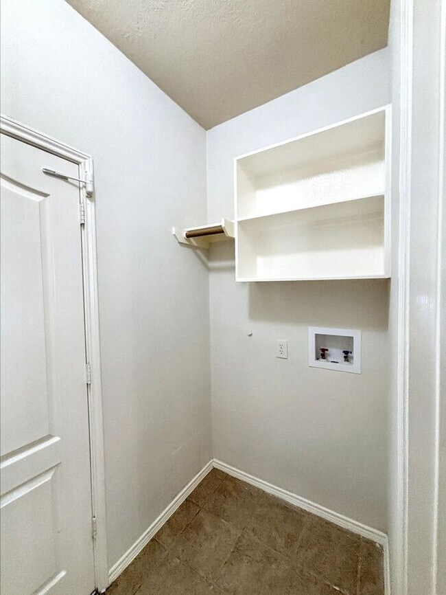 Building Photo - Spacious 3-Bedroom, 2-Bath Home with Conve...