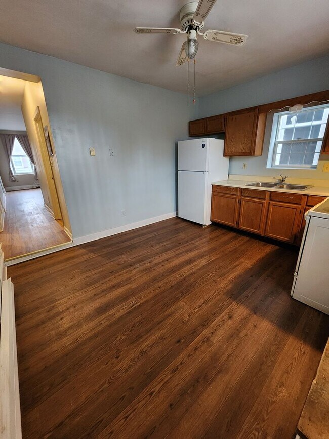 Building Photo - 10 N Main St