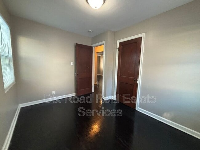 Building Photo - 1445 Southlyn Dr