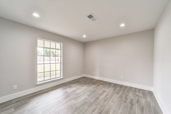 Building Photo - 318 E Mitchell Rd
