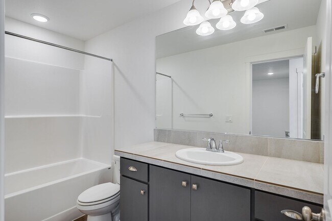 Building Photo - Beautiful Newer Build 3 Bed 2.5 Bath Reed'...