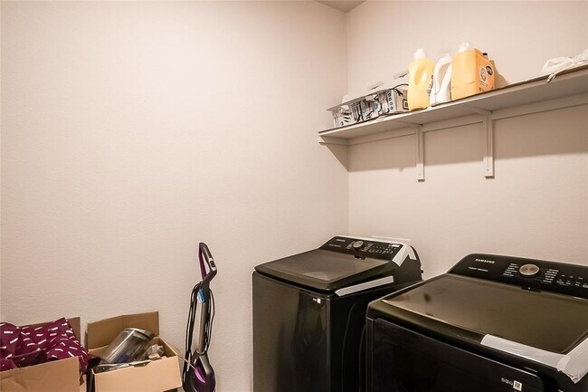 Building Photo - 908 Vogel Dr