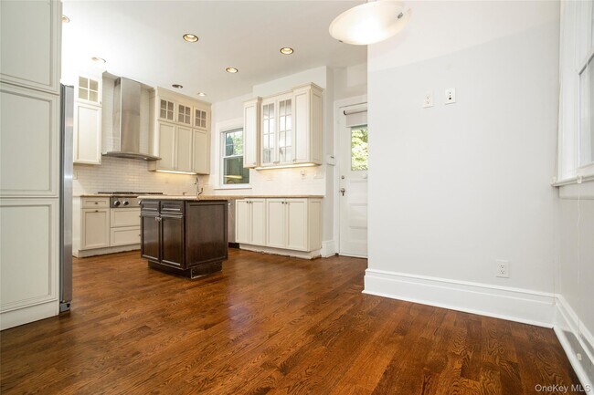 Building Photo - 309 Milbank Ave