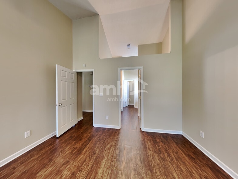 Building Photo - 2103 Yarbrough Way