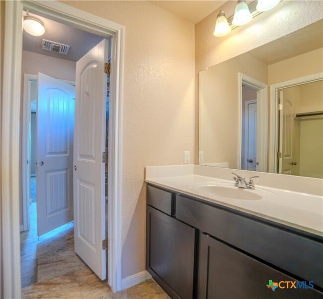 Building Photo - 602 W Vega Ln
