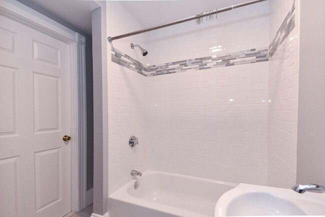 Building Photo - 141 Bourne Ave