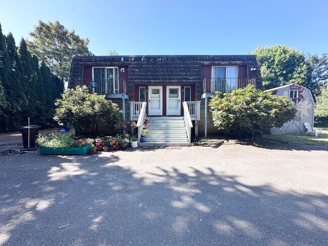 Building Photo - 2 Bed 1 Bath Duplex near Gresham Station!