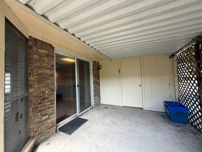 Building Photo - 1003 Poplar St