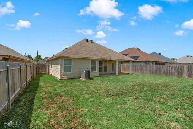 Building Photo - 521 Linnhurst Dr
