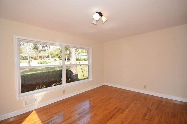 Building Photo - 4 Bed/3 Bath home w/fenced yard in Augusta - Available December 5, 2025