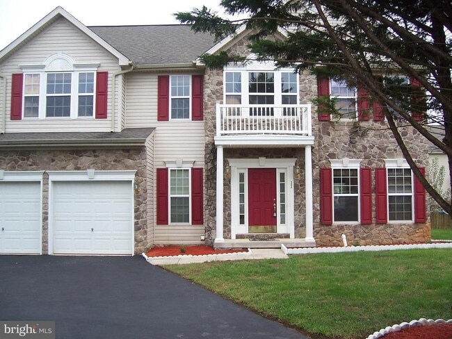 Building Photo - 11 Corvair Ln