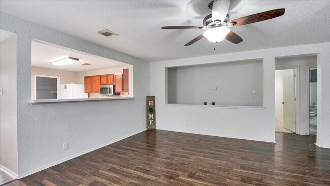 Building Photo - "Charming 3-Bedroom Home with 2 Full Baths in New Braunfels – 1,425 Sq Ft of Comfort on Cherokee ...