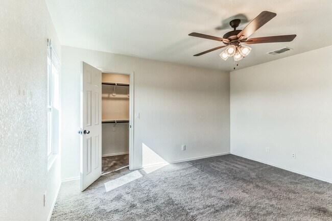 Building Photo - Modern 3-Bedroom Duplex in Temple with Spa...