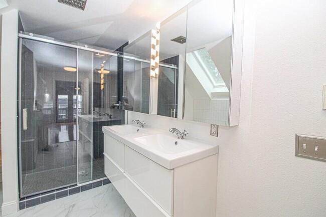 Building Photo - 1421 Grand Ave