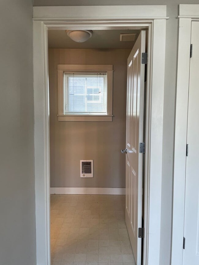 Building Photo - Your Cozy Corner in Fairview Village!