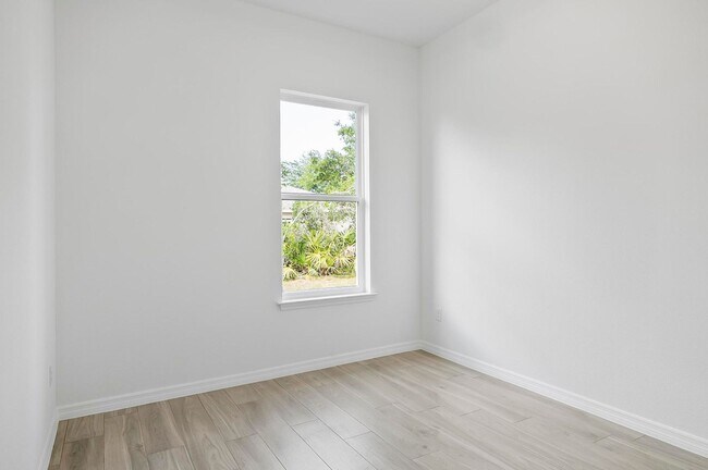 Building Photo - 31 Louvet Ln