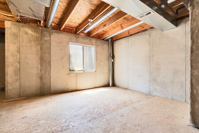 Building Photo - $2,650.00 - 4 Bedrooms, 2.5 Bathrooms, Sin...