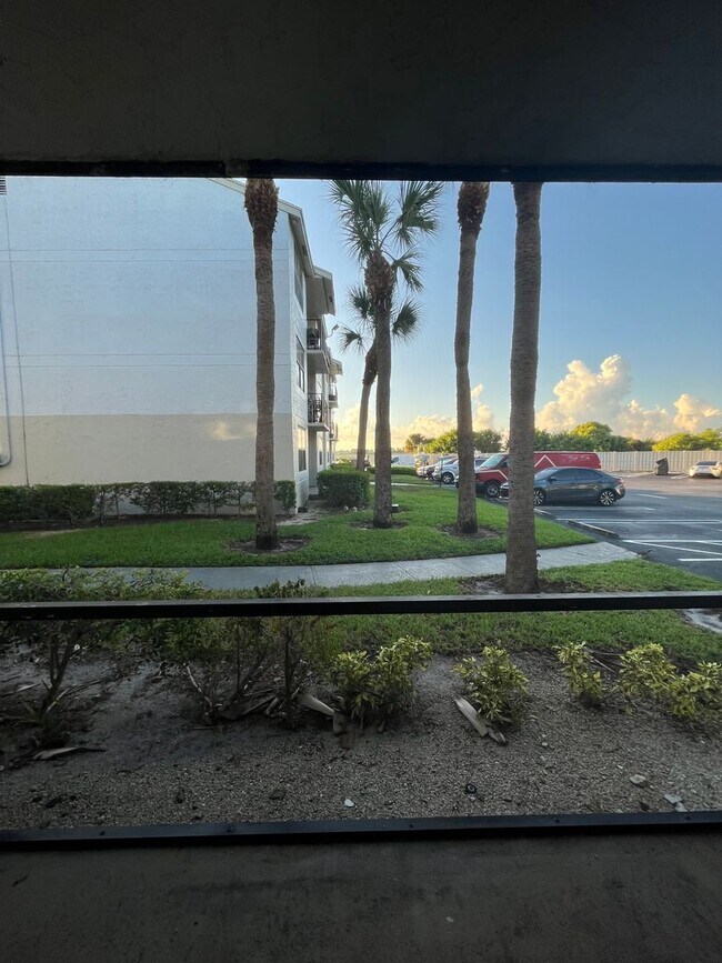 Building Photo - ONE BEDROOM ONE BATHROOM !! WATERFRONT COM...