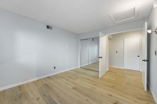 Building Photo - 6716 Clybourn Ave