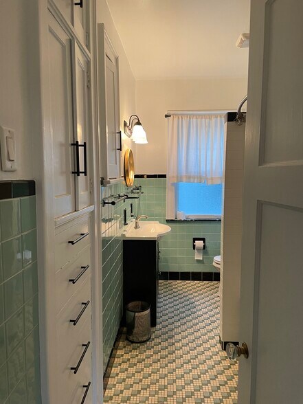 bathroom - 2523 LeClaire St