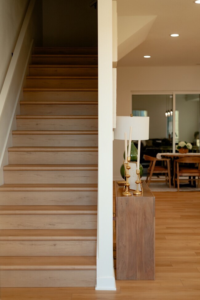 Building Photo - 1204 SW Franklin Dr