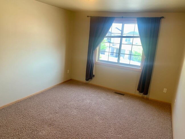 Building Photo - 2 Bedroom 1.5 Bathroom located in the Heights!