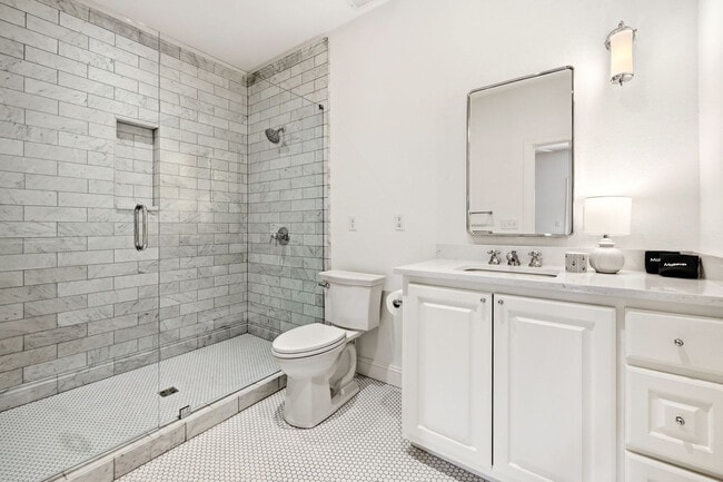 Building Photo - 802 NW D St