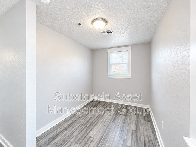 Building Photo - 727 Culbertson Dr