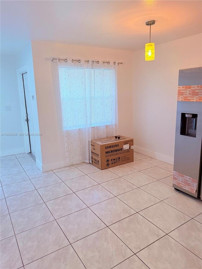 Building Photo - 824 SW 12th Ct