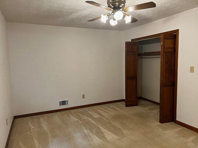 Building Photo - 380 Hidden Valley Dr SE