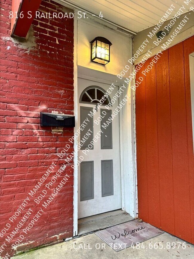 Building Photo - 816 S Railroad St