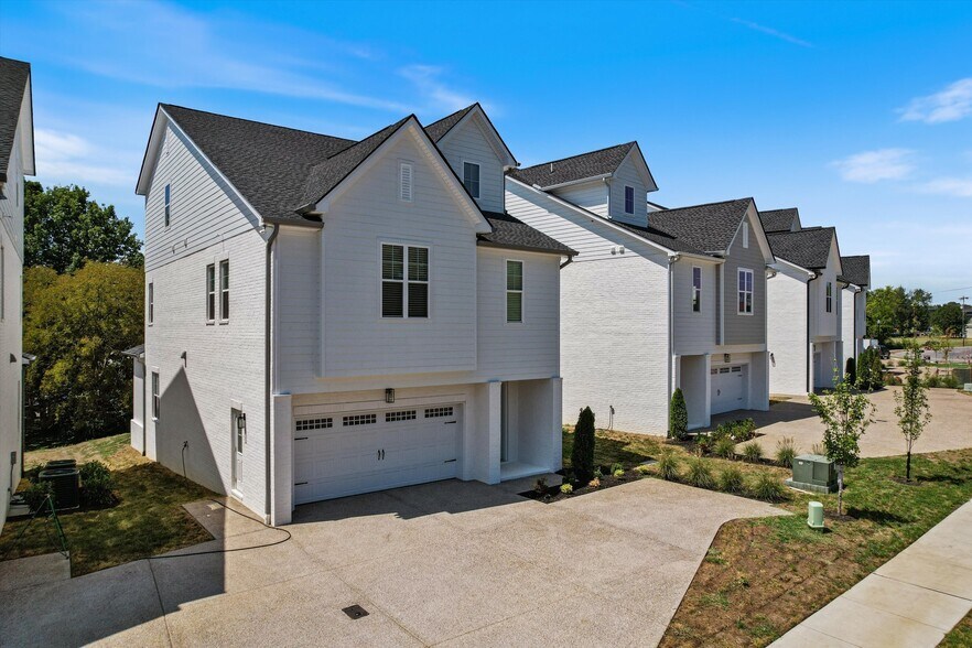 Building Photo - 321 Old Shackle Island Rd