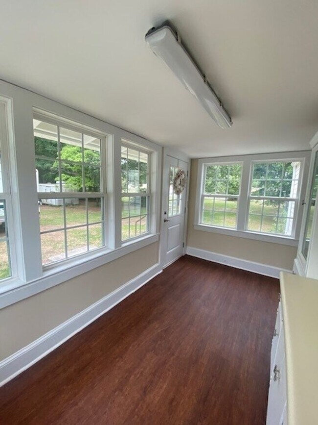 Building Photo - Introducing a charming 2-bedroom, 2-bathro...