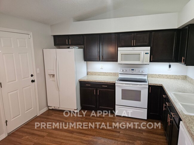 Building Photo - Beautiful Townhome in St Cloud !