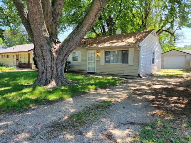 Building Photo - Sweet Home — 3 Bedroom with Garage & Stainless Steel Appliances