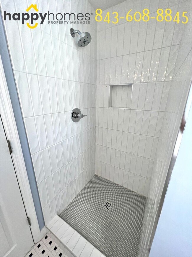 Building Photo - Beautiful 3 bedroom 3 full bath home locat...