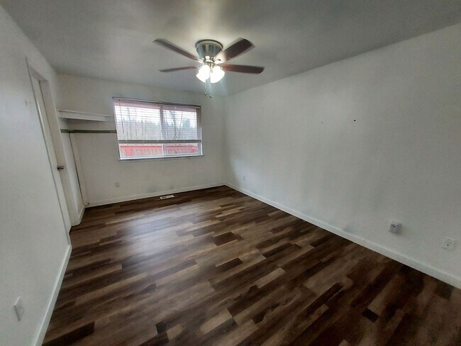 Building Photo - 4 bedroom 2.75 bath, Huge Fenced Yard with Landscaping Included!!