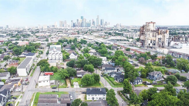 Building Photo - 903 Oakhurst St