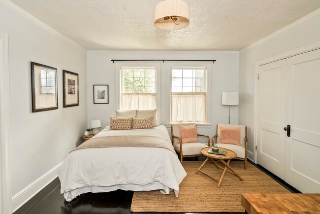 Building Photo - Cozy, updated 4th-floor studio in Nob Hill. Convenient location near all the hot spots